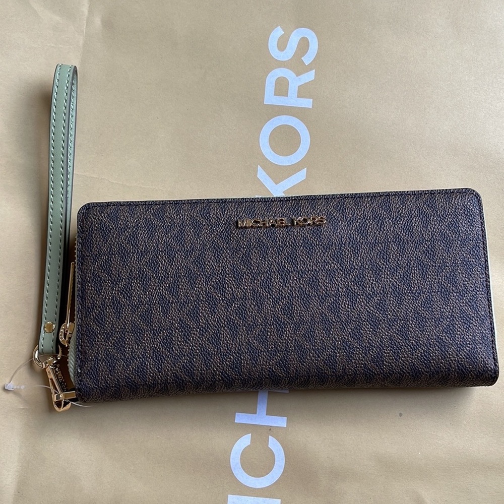 Michael Kors Jet Set Travel Large Travel CONTINENTAL 
Light Sage - Picture 7 of 16